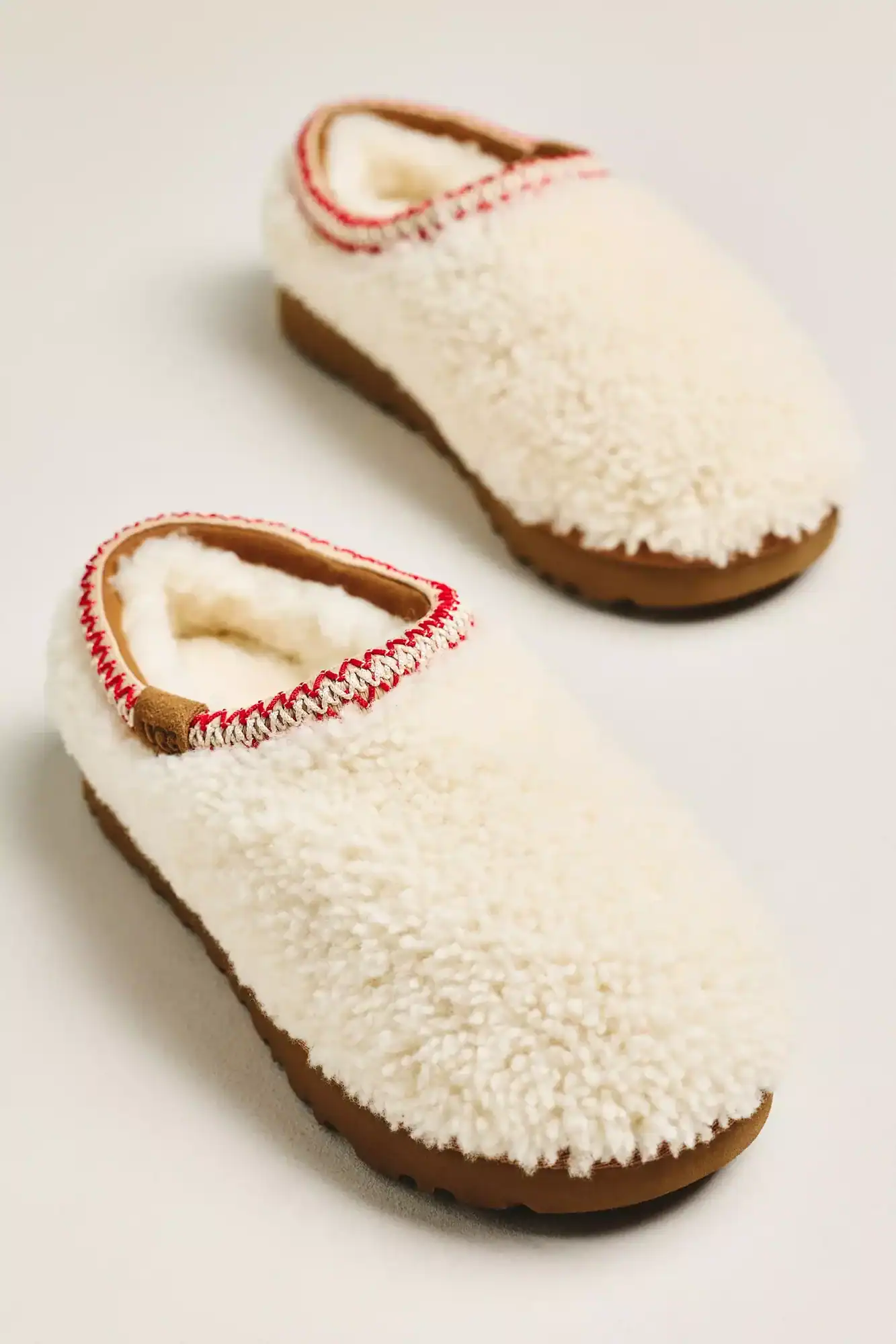 UGG Tasman Maxi Curly Slippers in natural color – soft sherpa slip-ons with stitched trim, perfect for winter comfort and cozy home style